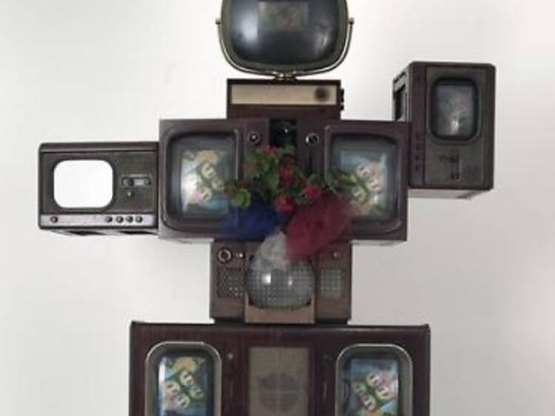 Une vue intérieure d’un musée d’art parisien, montrant des visiteurs admirant des tableaux impressionnistes sous un éclairage doux.